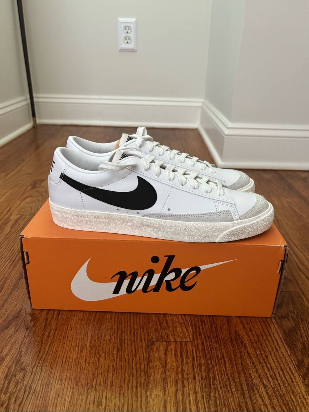 MensNike Blazer Low ‘77 Vintage - White Sneakers with Black Swoosh NWT - M sz 10
